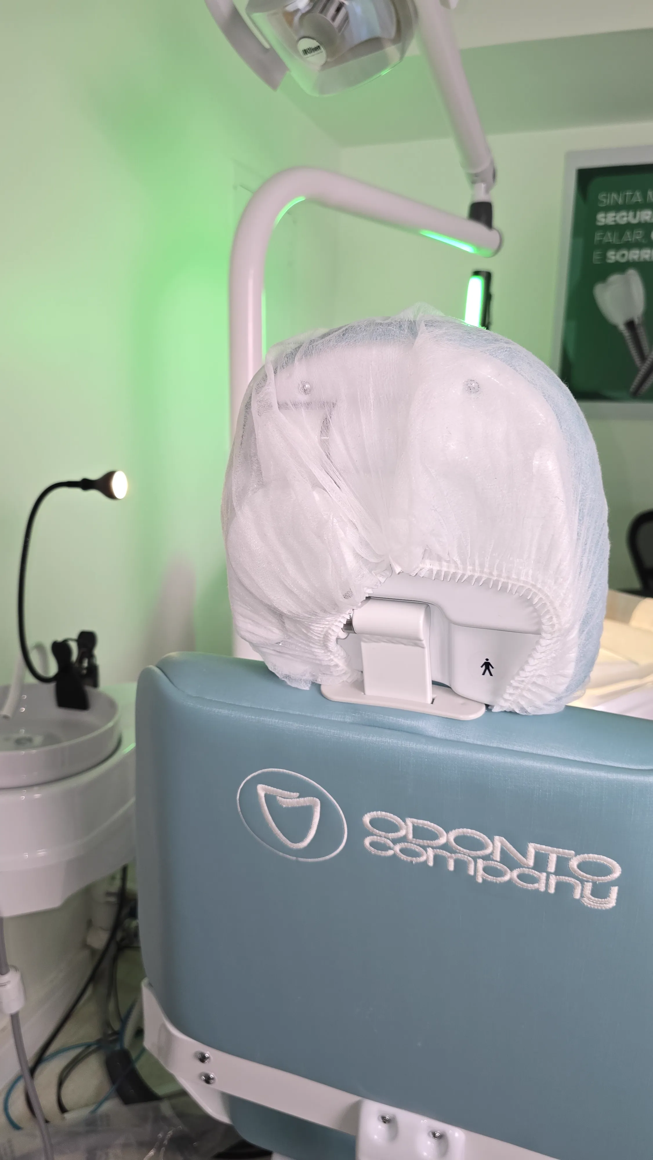 Bastidor de gravação de depoimento com paciente na cadeira odontológica da OdontoCompany Bangu